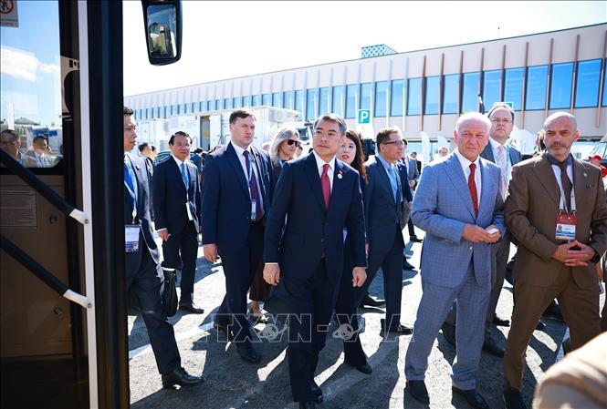 Thủ tướng Lê Minh Hưng tham quan Triển lãm tiềm năng kinh tế-xã hội Tatarstan. Ảnh: Dương Giang – TTXVN
