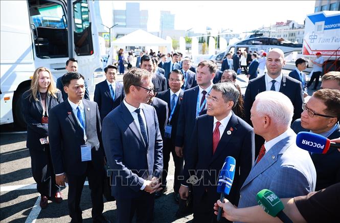 Thủ tướng Lê Minh Hưng tham quan Triển lãm tiềm năng kinh tế-xã hội Tatarstan. Ảnh: Dương Giang – TTXVN

