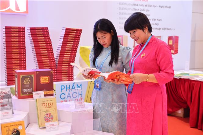 Các đại biểu tham quan triển lãm tại Đại hội. Ảnh: Minh Đức - TTXVN
