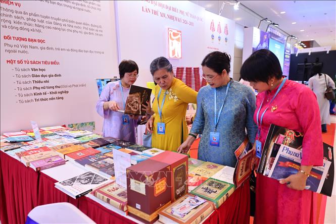 Các đại biểu tham quan triển lãm tại Đại hội. Ảnh: Minh Đức - TTXVN
