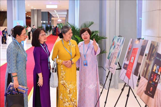 Các đại biểu tham quan triển lãm tại Đại hội. Ảnh: Minh Đức - TTXVN
