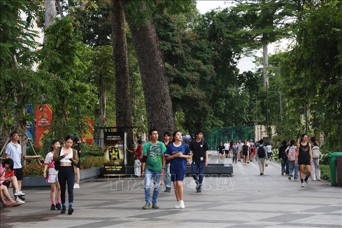 Người dân đi bộ, tập thể dục tại Công viên số 1 Lý Thái Tổ, phường Vườn Lài, Thành phố Hồ Chí Minh. Ảnh: Hồng Đạt - TTXVN