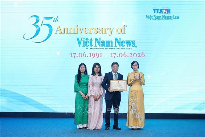 Đồng chí Vũ Việt Trang, Ủy viên Ban Thường vụ Đảng ủy các cơ quan Đảng Trung ương, Phó Trưởng Ban Tuyên giáo và Dân vận Trung ương, Bí thư Đảng ủy, Tổng Giám đốc Thông tấn xã Việt Nam trao bằng khen cho đại diện báo Viet Nam News & Law. Ảnh: Phạm Tuấn Anh - TTXVN