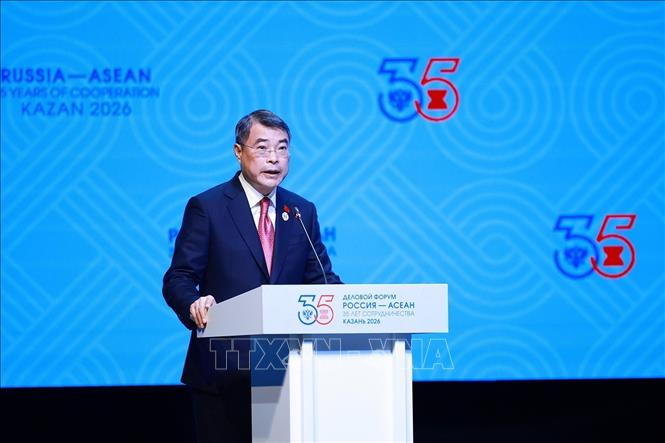 Prime Minister Le Minh Hung delivers a speech at the opening session of the Russia-ASEAN Business Forum. VNA Photo: Dương Giang