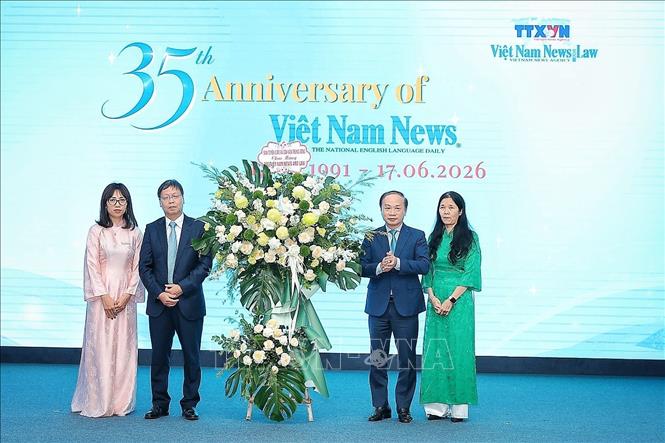 Ông Phạm Tất Thắng, Ủy viên Trung ương Đảng, Bí thư Đảng uỷ, Phó Trưởng Ban Thường trực Ban Tuyên giáo và Dân vận Trung ương tặng hoa cho đại diện báo Viet Nam News & Law. Ảnh: Phạm Tuấn Anh - TTXVN