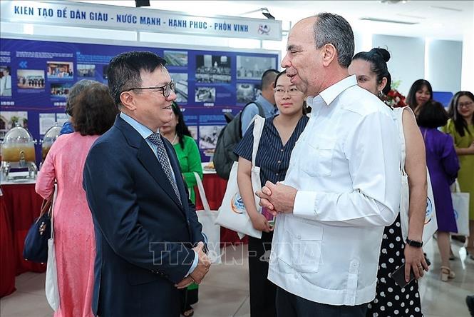Nhà báo Lê Quốc Minh, Ủy viên Trung ương Đảng, Phó Trưởng Ban Tuyên giáo và Dân vận Trung ương, Tổng Biên tập Báo Nhân Dân, Chủ tịch Hội Nhà báo Việt Nam trao đổi với ông Rogelio Polanco Fuentes, Đại sứ Cuba tại Việt Nam. Ảnh: Phạm Tuấn Anh - TTXVN