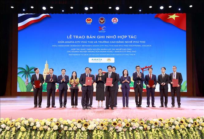 Đại diện Công ty Amata City Phú Thọ và Trường Cao đẳng Nghề Phú Thọ trao Bản ghi nhớ hợp tác về phát triển nguồn nhân lực tay nghề cao tại Hội nghị. Ảnh: Hoàng Hùng - TTXVN