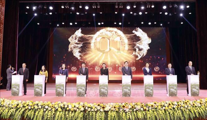 Các đại biểu thực hiện nghi thức ấn nút chính thức triển khai Dự án Khu công nghiệp Đoan Hùng -  Amata City Phú Thọ tại hội nghị. Ảnh: Hoàng Hùng – TTXVN