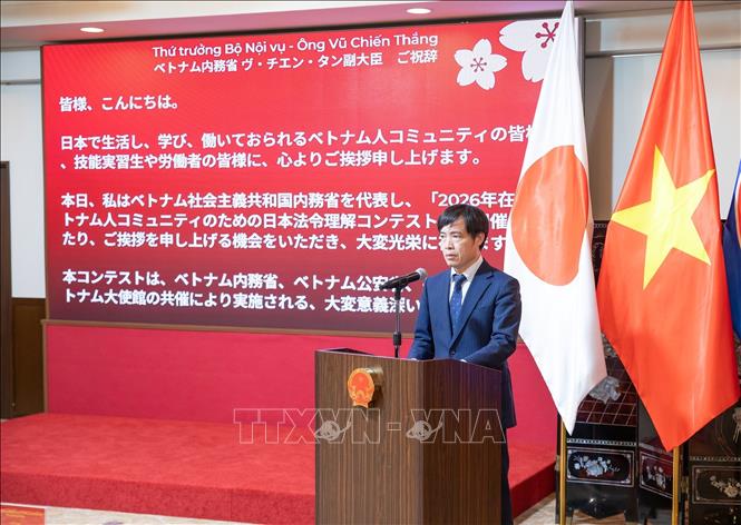 Ông Phan Tiến Hoàng, Bí thư thứ nhất, Trưởng ban Quản lý lao động đọc bài phát biểu của Thứ trưởng Bộ Nội vụ Vũ Chiến Thắng. Ảnh: Xuân Giao – PV TTXVN tại Nhật Bản