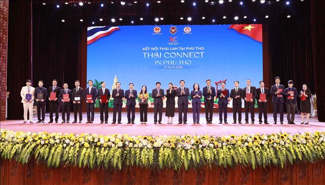Lãnh đạo tỉnh Phú Thọ cùng đại diện các tập đoàn, doanh nghiệp Việt Nam và Thái Lan tại Lễ trao Bản ghi nhớ hợp tác chiến lược trong nghiên cứu đầu tư phát triển các khu công nghiệp thông minh. Ảnh: Hoàng Hùng – TTXVN