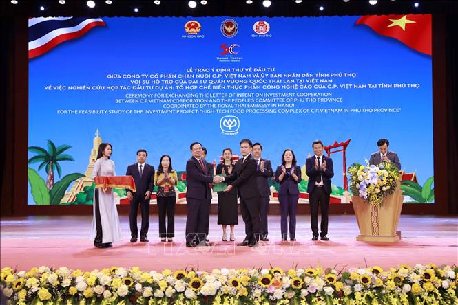 Lãnh đạo Ủy ban Nhân dân tỉnh Phú Thọ và đại diện Công ty Cổ phần Chăn nuôi C.P. Việt Nam trao Ý định thư về đầu tư dự án Tổ hợp chế biến thực phẩm công nghệ cao của C.P. Việt Nam tại tỉnh Phú Thọ. Ảnh: Hoàng Hùng – TTXVN
