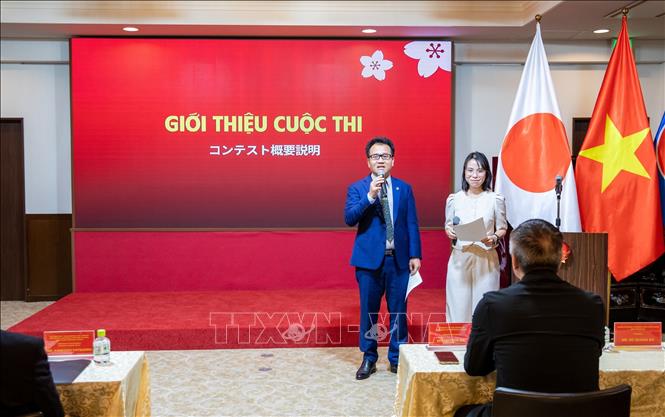 Đại diện Ban Tổ chức giới thiệu về thể lệ cuộc thi Tìm hiểu pháp luật Nhật Bản năm 2026. Ảnh: Xuân Giao – PV TTXVN tại Nhật Bản