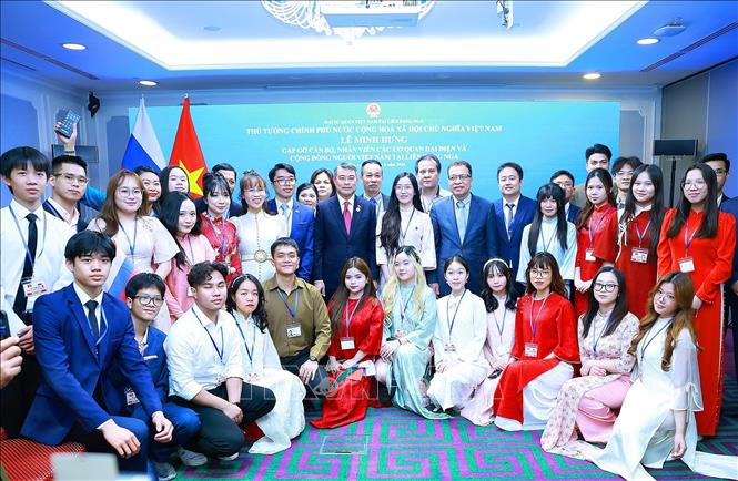 Thủ tướng Lê Minh Hưng với du học sinh và cộng đồng người Việt Nam tại Liên bang Nga. Ảnh: Dương Giang - TTXVN   
