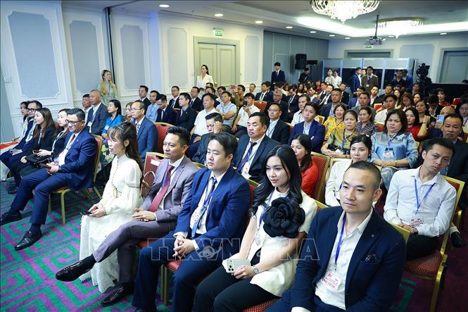 Cộng đồng người Việt Nam tại Liên bang Nga tham dự buổi gặp. Ảnh: Dương Giang - TTXVN   