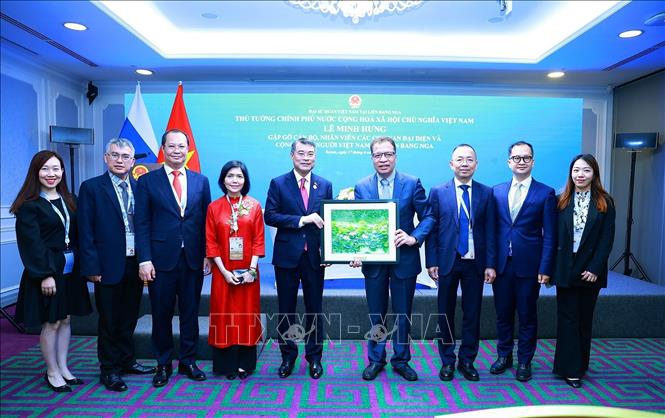 Thủ tướng Lê Minh Hưng tặng quà lưu niệm cho cán bộ, nhân viên Đại sứ quán Việt Nam tại Liên bang Nga. Ảnh: Dương Giang - TTXVN   
