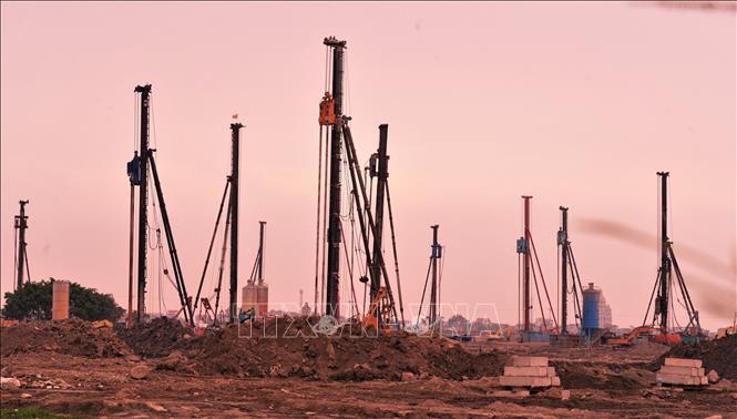 Bình minh trên công trường thi công Dự án sân bay quốc tế Gia Bình. Ảnh: Việt Hùng - TTXVN
