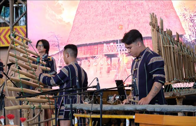 Các nghệ nhân biểu diễn nhạc cụ truyền thống tại Liên hoan văn hóa cồng chiêng và ẩm thực kết hợp trò chơi dân gian năm 2026. Ảnh: Nguyễn Dũng – TTXVN
