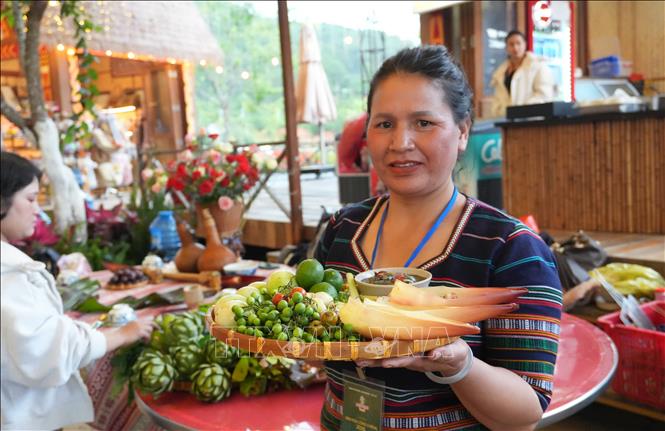 Bà Liêng Jrang K’Sáu (thôn 4, xã Lạc Dương, Lâm Đồng) giới thiệu món cà đắng da trâu đặc sắc của người K’Ho. Ảnh: Nguyễn Dũng – TTXVN
