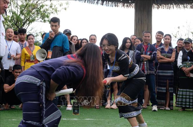 Các “sơn nữ” người K’Ho tham gia hoạt động trò chơi dân gian trong trang phục truyền thống. Ảnh: Nguyễn Dũng – TTXVN
