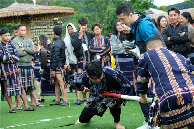 Các thanh niên người K’Ho tham gia hoạt động trò chơi dân gian trong trang phục truyền thống. Ảnh: Nguyễn Dũng – TTXVN
