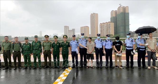 Các công dân Trung Quốc vi phạm pháp luật Việt Nam được cơ quan chức năng trao trả cho phía Trung Quốc. Ảnh: TTXVN phát