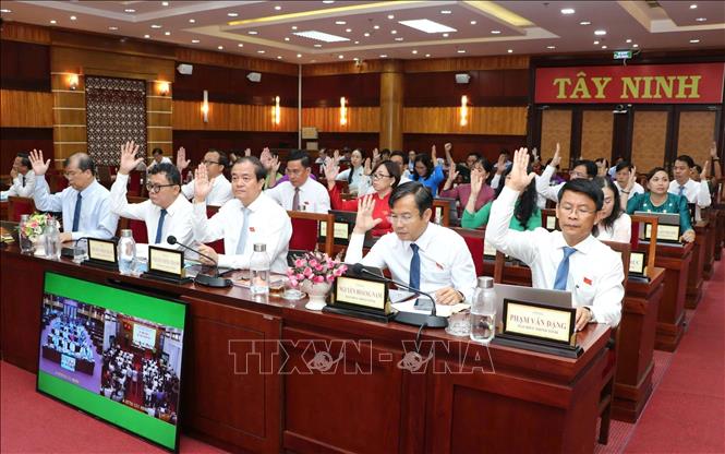 Đại biểu HĐND tỉnh biểu quyết thông qua các Nghị quyết tại Cơ sở 2 (phường Tân Ninh, tỉnh Tây Ninh). Ảnh: Thanh Tân - TTXVN