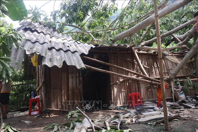 Mưa lớn sạt lở đất, đá gây thiệt hại về nhà ở một hộ dân ở xã Bảo Lâm. Ảnh: TTXVN phát