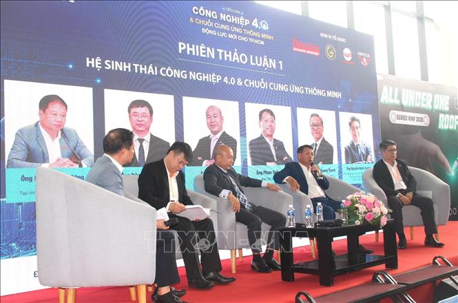 Các diễn giả tham gia phiên tọa đàm tại diễn đàn. Ảnh: Mỹ Phương - TTXVN