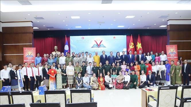Các đại biểu hai nước Việt Nam-Lào chụp ảnh kỷ niệm với các thí sinh tham gia Cuộc thi “Sứ giả tiếng Việt tương lai” lần 2. Ảnh: Xuân Tú - PV TTXVN tại Lào