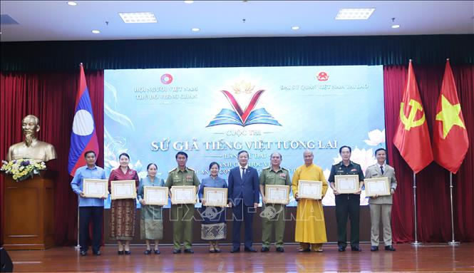 Đại sứ Việt Nam tại Lào Nguyễn Minh Tâm trao giấy khen cho đại diện các đơn vị tham gia Cuộc thi “Sứ giả tiếng Việt tương lai” lần 2. Ảnh: Xuân Tú - PV TTXVN tại Lào