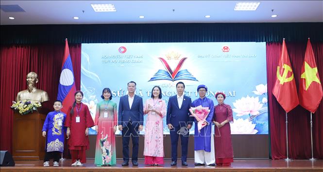Đại diện Tổng hội người Việt Nam tại Lào và Thành hội người Việt Nam thủ đô Viêng Chăn trao giải cho đội đạt giải Nhì cuộc thi. Ảnh: Xuân Tú - PV TTXVN tại Lào