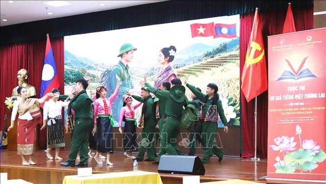 Tiết mục tham dự cuộc thi của các thí sinh Học viện Chính trị Công an nhân dân Lào thể hiện tình đoàn kết đặc biệt Việt Nam-Lào. Ảnh: Xuân Tú - PV TTXVN tại Lào
