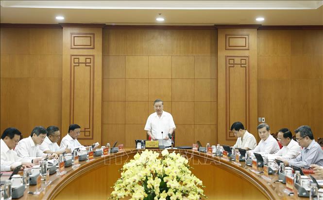 Party General Secretary and State President To Lam chairs the meeting. VNA Photo: Thống Nhất
