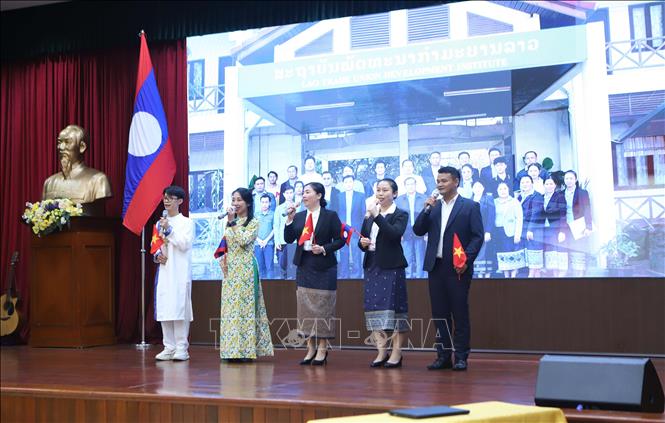 Màn thể thiện hiện tài năng tiếng Việt của tập thể đội thi đến từ Viện Phát triển Công đoàn Lào. Ảnh: Xuân Tú - PV TTXVN tại Lào