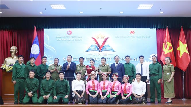 Đại sứ Việt Nam tại Lào Nguyễn Minh Tâm và Thứ trưởng Bộ Giáo dục và thể thao Lào Kingmono Phommahaxay trao giải cho đội đạt giải Nhất cuộc thi. Ảnh: Xuân Tú - PV TTXVN tại Lào