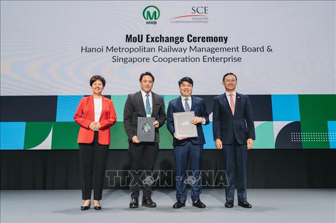 A Nguyễn Cao Minh (thứ 2 từ phải sang) - Trưởng ban QLĐS ĐT Hà Nội trong lễ ký MOU với Doanh nghiệp hợp tác Singapore. Ảnh: TTXVN phát