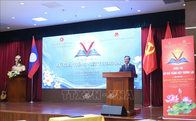 Đại sứ Việt Nam tại Lào Nguyễn Minh Tâm phát biểu khai mạc Cuộc thi “Sứ giả tiếng Việt tương lai” lần 2. Ảnh: Xuân Tú - PV TTXVN tại Lào