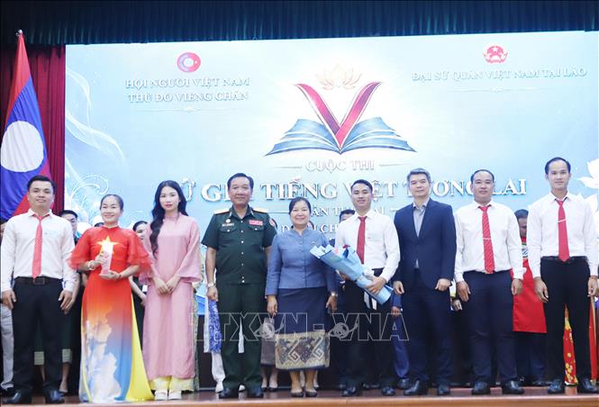 Đại diện Đại sứ quán Việt Nam tại Lào và đại diện Bộ Quốc phòng Lào trao giải cho đội đạt giải Ba cuộc thi. Ảnh: Xuân Tú - PV TTXVN tại Lào