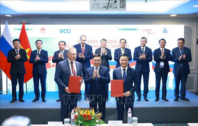 Thủ tướng Lê Minh Hưng chứng kiến trao Giấy chứng nhận đầu tư của PSC Lô 01/17&02/17, thềm lục địa Việt Nam giữa PetroVietnam và Tập đoàn Zarubezhneft. Ảnh: Dương Giang - TTXVN 
