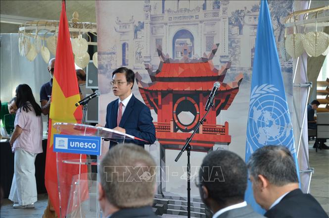Chủ tịch Uỷ ban Quốc gia UNESCO Việt Nam Ngô Lê Văn phát biểu khai mạc chương trình văn hóa “Đạo học” nhân dịp kỷ niệm 950 năm thành lập Quốc Tử Giám. Ảnh: Hữu Chiến - PV TTXVN tại Pháp