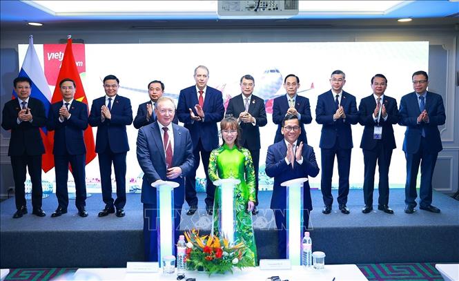 PM Le Minh Hung witnesses the announcement of Vietjet's plans to launch three new air routes  linking Vietnam and Russia. VNA Photo: Dương Giang 
