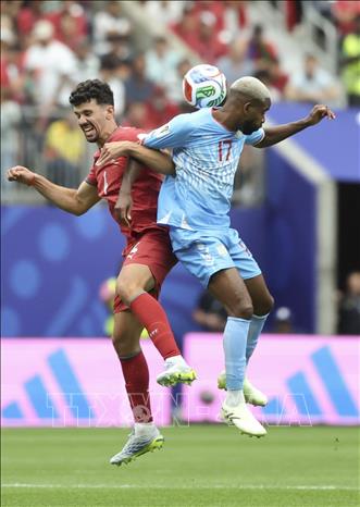Pha tranh bóng bổng giữa tiền đạo Congo Cedric Bakambu (phải) và hậu vệ Bồ Đào Nha Tomas Araujo. Ảnh: THX/TTXVN