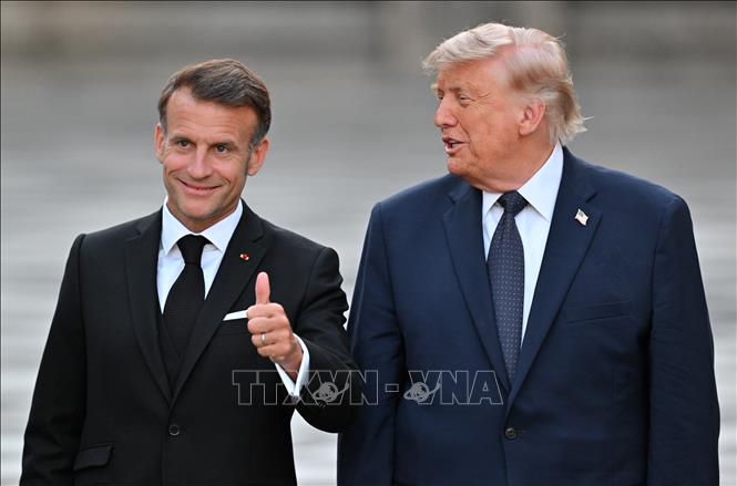 Tổng thống Mỹ Donald Trump (phải) trong cuộc gặp Tổng thống Pháp Emmanuel Macron tại Cung điện Versailles ngày 17/6/2026. Ảnh: Anadolu Agency/TTXVN
