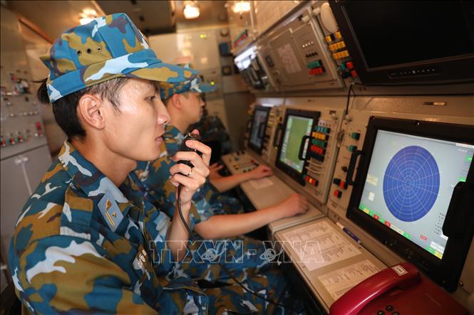 Kíp xe điều khiển Tiểu đoàn 124, Trung đoàn Tên lửa 284, Sư đoàn 365, trong buổi huấn luyện phối hợp tác chiến. Ảnh: Danh Lam – TTXVN