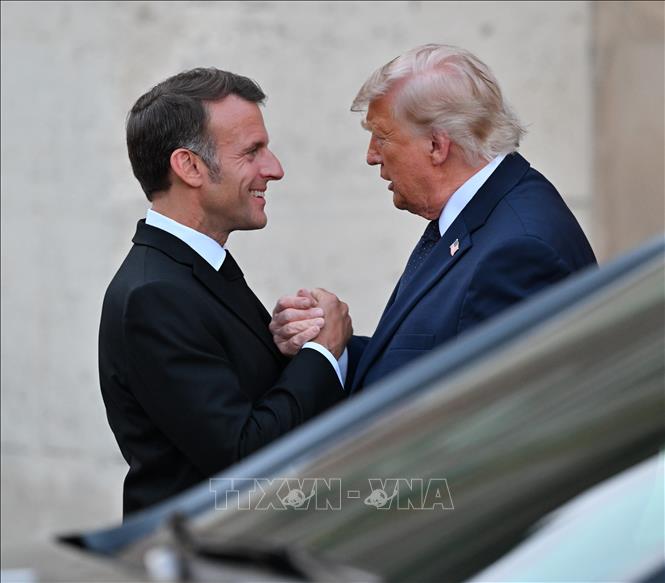 Tổng thống Mỹ Donald Trump (phải) trong cuộc gặp Tổng thống Pháp Emmanuel Macron tại Cung điện Versailles ngày 17/6/2026. Ảnh: Anadolu Agency/TTXVN