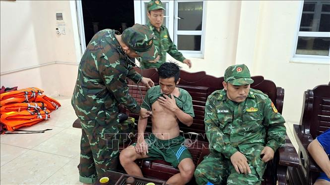 Các ngư dân được đưa về Đồn Biên phòng đảo Trần (Ban Chỉ huy Bộ đội Biên phòng Quảng Ninh) chăm sóc sức khỏe. Ảnh: TTXVN phát
