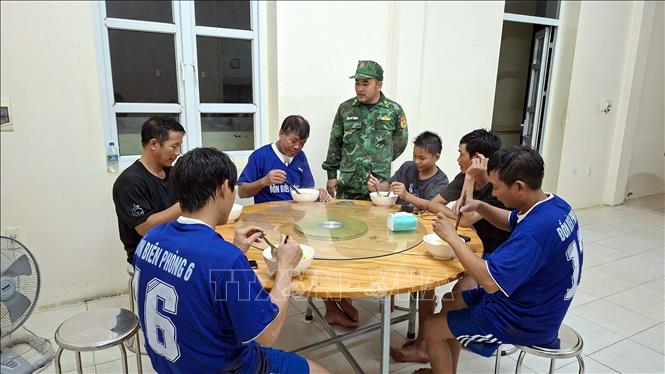 Các ngư dân được đưa về Đồn Biên phòng đảo Trần (Ban Chỉ huy Bộ đội Biên phòng Quảng Ninh) chăm sóc sức khỏe. Ảnh: TTXVN phát