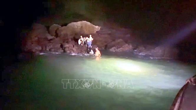 Đồn Biên phòng đảo Trần (Ban Chỉ huy Bộ đội Biên phòng Quảng Ninh) kịp thời cứu nạn 9 ngư dân bị chìm tàu. Ảnh: TTXVN phát