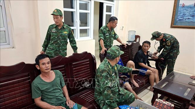 Các ngư dân được đưa về Đồn Biên phòng đảo Trần (Ban Chỉ huy Bộ đội Biên phòng Quảng Ninh) chăm sóc sức khỏe. Ảnh: TTXVN phát