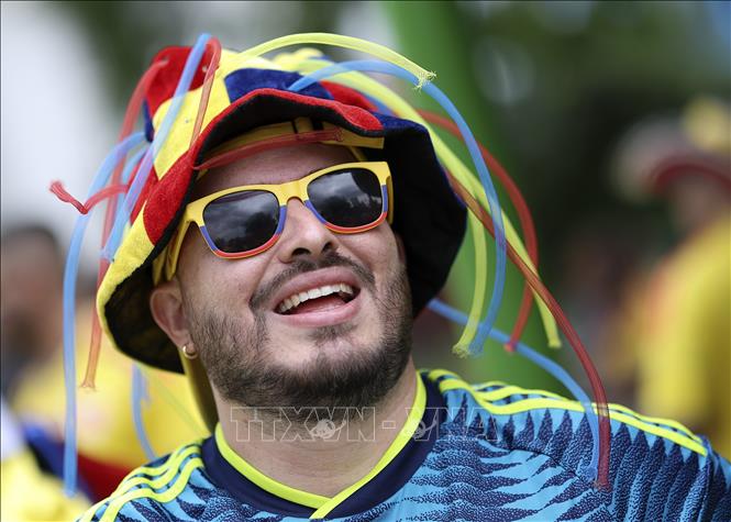 Cổ động viên Colombia cổ vũ cho đội nhà. Ảnh: THX/TTXVN